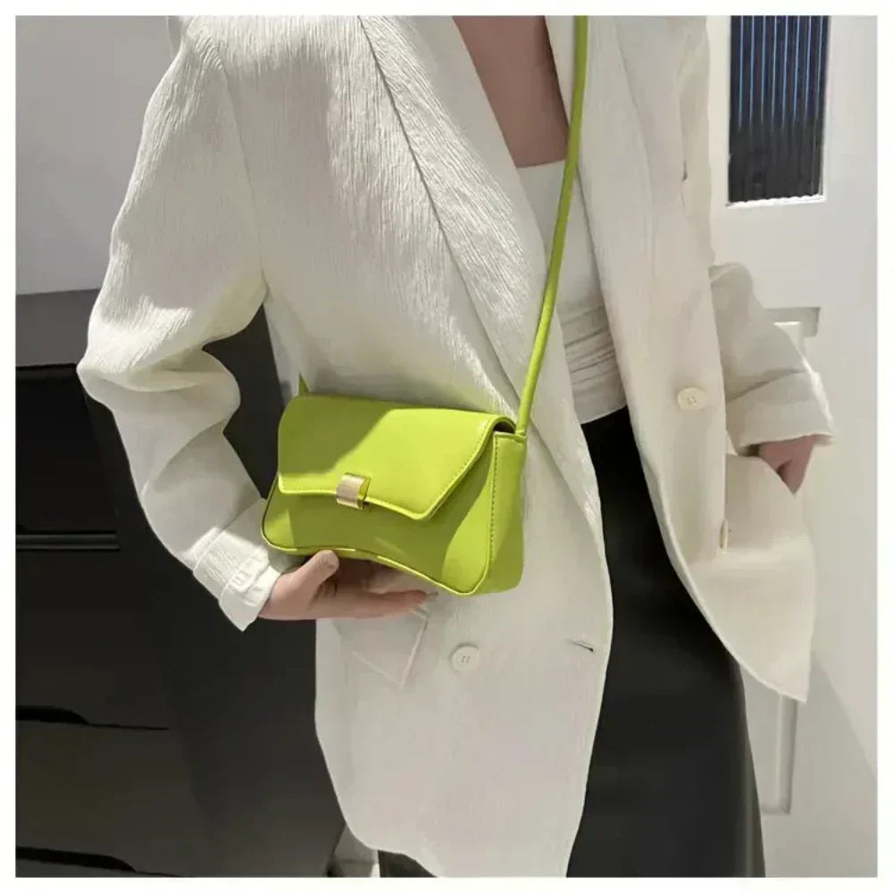 Daphne | Retro-Inspired Shoulder Bag